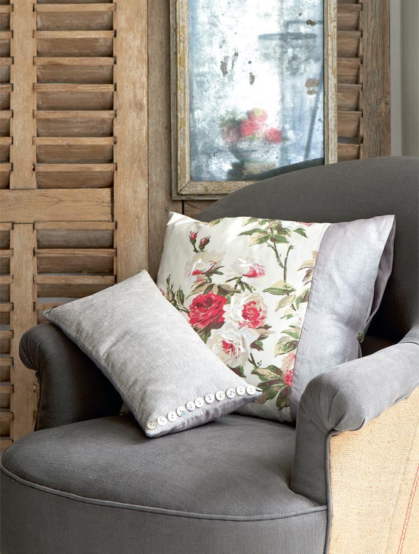 Decoración con objetos de cristal y metálicos