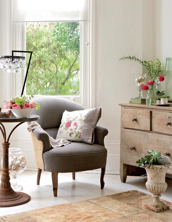 Decoración con objetos de cristal y metálicos