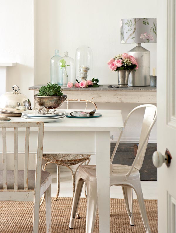 Decoración con objetos de cristal y metálicos