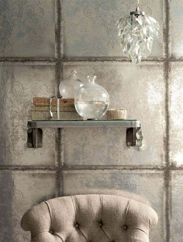 Decoración con objetos de cristal y metálicos