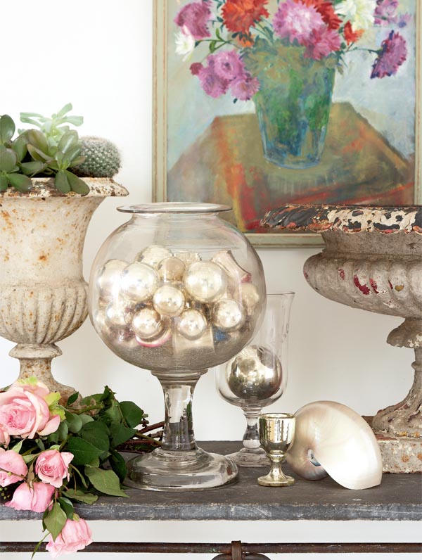 Decoración con objetos de cristal y metálicos