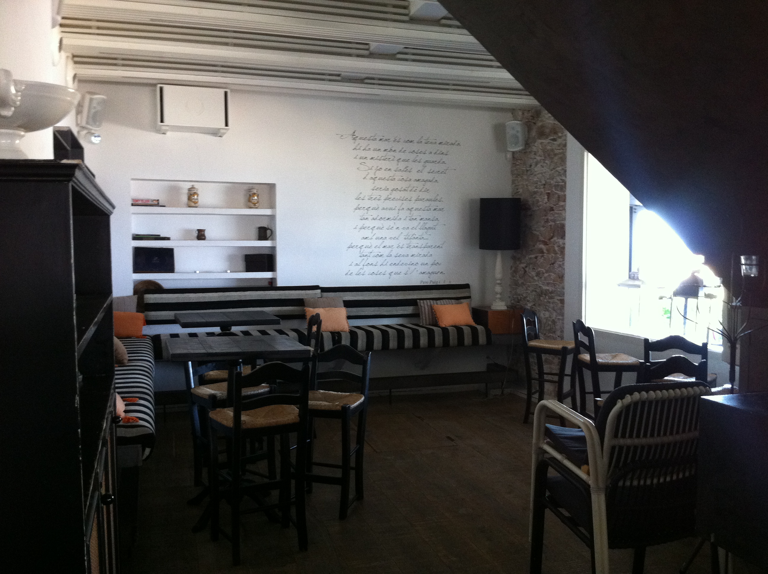 Interiorismo ecléctico en el local Es Blanc en Blanes