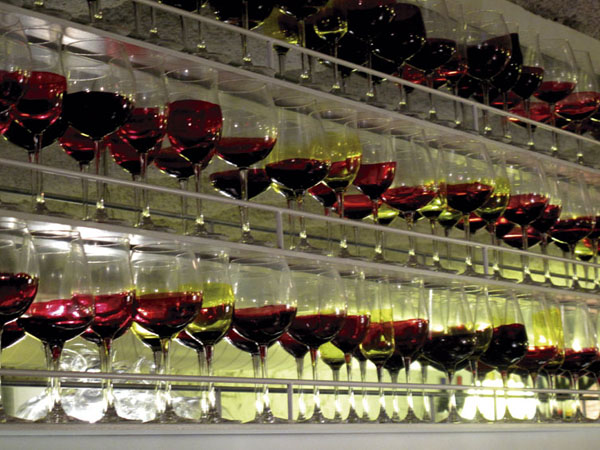 Interiorismo de un restaurante ecléctico inspirado en el vino