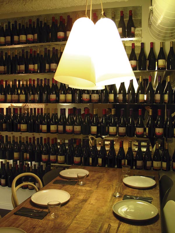 Interiorismo de un restaurante ecléctico inspirado en el vino