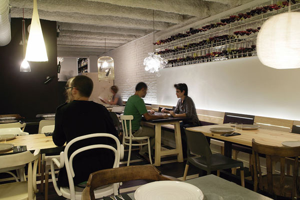 Interiorismo de un restaurante ecléctico inspirado en el vino