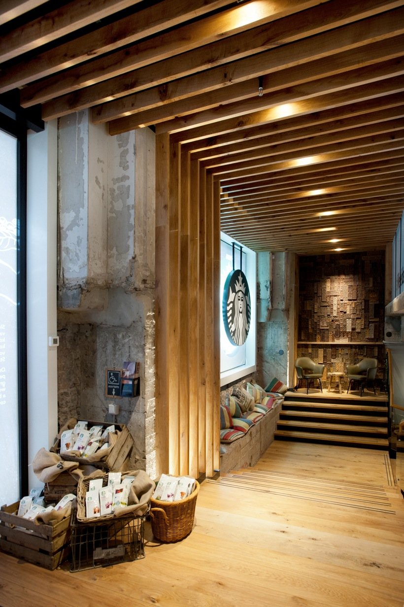Interiorismo con techos decorados en el Starbucks de Amsterdam